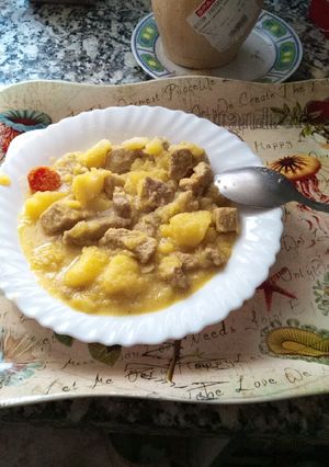 Una foto de Patatas guisadas con carne en olla gm