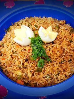 शेजवान एग राईस (schezwan egg rice recipe in marathi) रेसिपी चे मुख्य फोटो