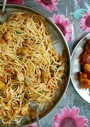 नूडल्स विथ गोभी मंचूरियन (Noodles with gobhi manchurian recipe in hindi) रेसिपी मुख्य फोटो