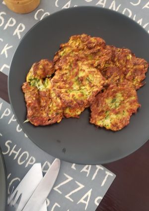 Una foto de Tortitas de zuquini o calabacín