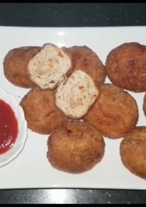 A picture of Fried chicken balls.
