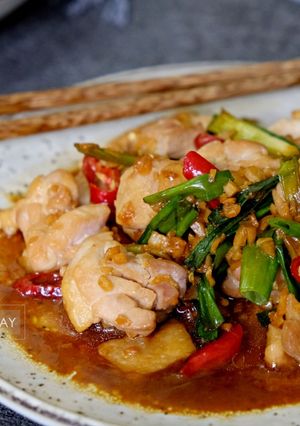 A picture of Stir-Fried Chicken with Scallions - Spicy and Tender, Perfect with Rice.