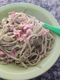 Una foto de Pastas salteadas en oliva con jamón y huevo