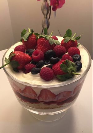 صورة لوصفة ترايفل التوت والفراولة 🍰 🍰