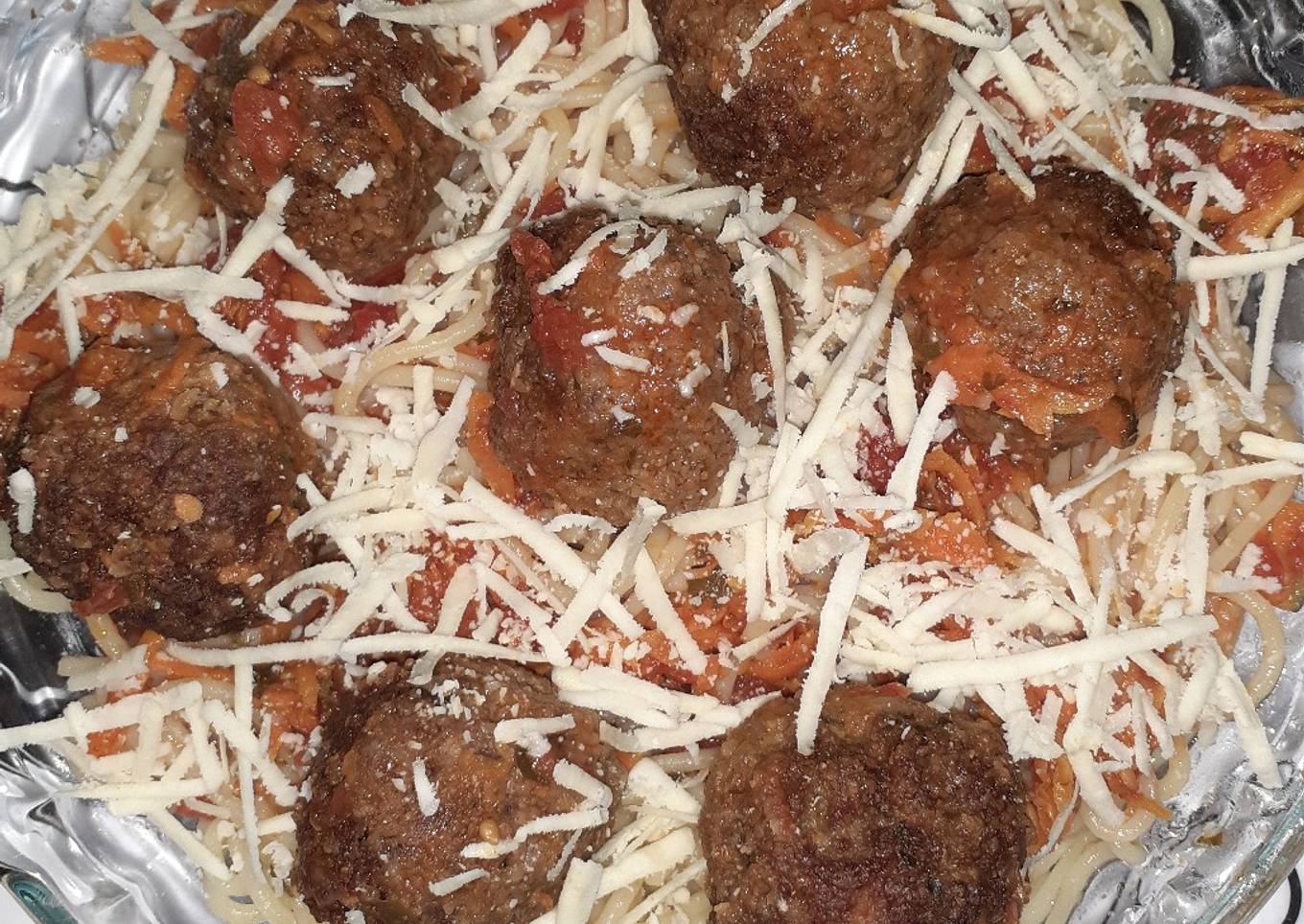 Nidos Spaghettis con Albóndigas