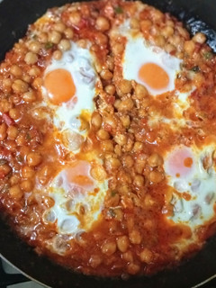 Una foto de Garbanzos con verduras tomate y huevo
