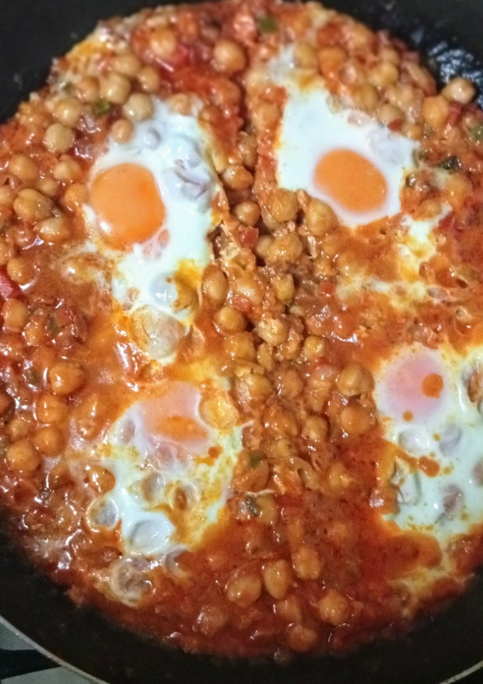 Una foto de Garbanzos con verduras tomate y huevo