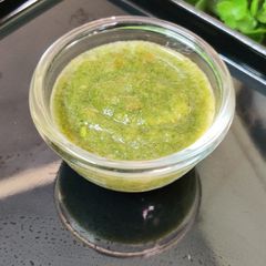 A picture of Green chutney.