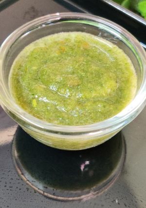 A picture of Green chutney.