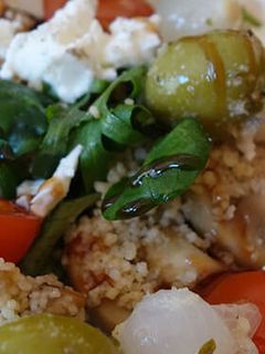 Una foto de Ensalada de cuscús integral con champiñones y queso feta
