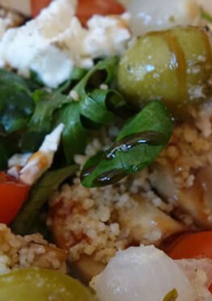 Una foto de Ensalada de cuscús integral con champiñones y queso feta