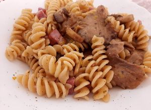 O poză a rețetei Paste integrale cu mix de ciuperci și jambon afumat.