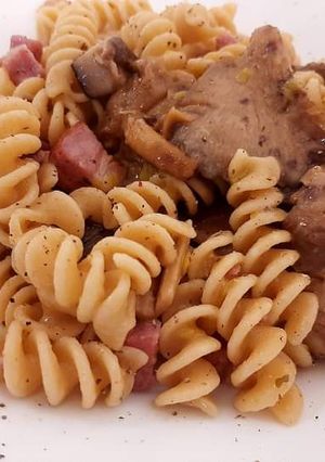 O poză a rețetei Paste integrale cu mix de ciuperci și jambon afumat.
