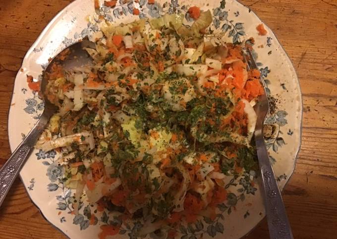 Salade de jeunes endives et carottes râpées au vinaigre d abricot et persil