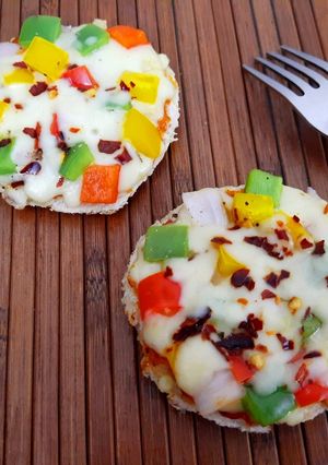 A picture of Mini Bread Pizzas.