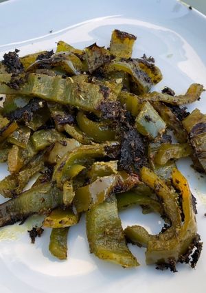Une photo de Poivrons grillés marinés au pesto de céleri