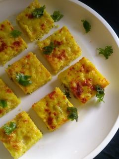 खट्टा ढोकला (dhokla recipe in hindi) रेसिपी मुख्य फोटो