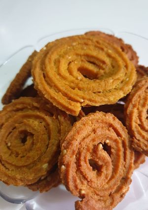 ચકરી (Chakri Recipe In Gujarati) રેસીપી મુખ્ય ફોટો