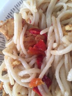 Una foto de Pasta rápida con pollo y cerdo