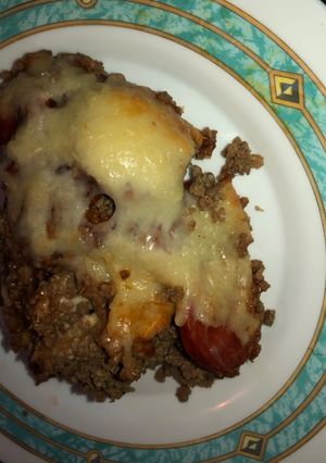 Una foto de Revuelto al horno de patatas, carne picada, etc..