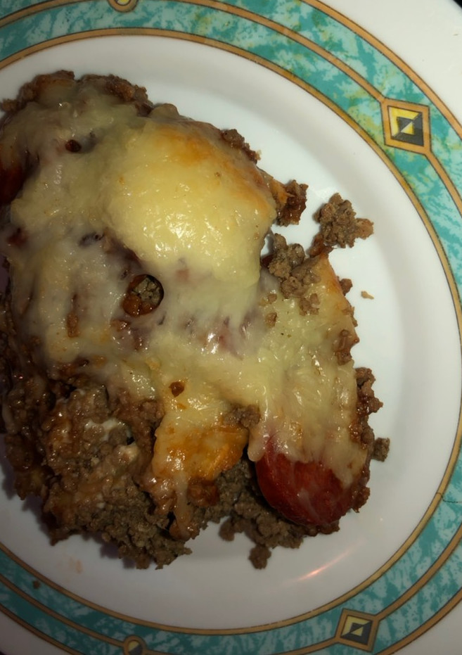 Una foto de Revuelto al horno de patatas, carne picada, etc..
