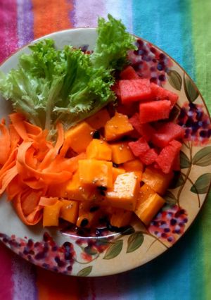 A picture of Papaya, lettuce, melon salad.