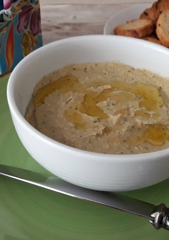 Una foto de Hummus de berenjena