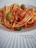 Linguine al pomodoro con olive verdi e tonno