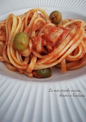 Foto di Linguine al pomodoro con olive verdi e tonno