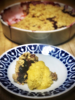 Una foto de Crumble con salsa inglesa