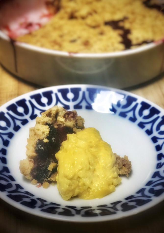 Una foto de Crumble con salsa inglesa