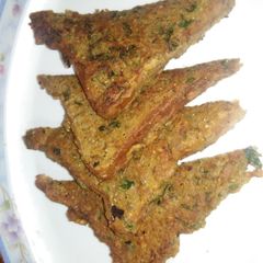 A picture of Chicken alu bread pakoray.