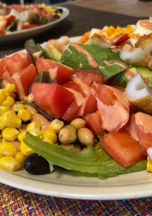 Hình của món Salad Cobb với bánh cá 🥗 (Cobb salad with fish cake).