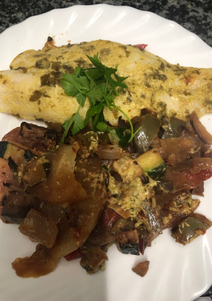 Una foto de 119. Pescado con cama de verduras y salsa de mostaza (principal pescado)