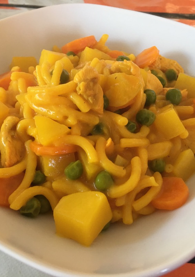 Una foto de Pollo con fideos