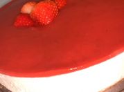 Uma foto de cheesecake de morango