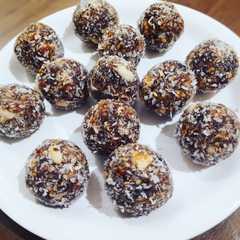खजूर एंड ड्राई फ्रूट लड्डू (khajur and dry fruit ladoo recipe in Hindi)-レシピのメイン写真
