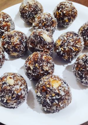 खजूर एंड ड्राई फ्रूट लड्डू (khajur and dry fruit ladoo recipe in Hindi) रेसिपी मुख्य फोटो