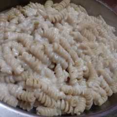 Una foto de Fideos con salsa blanca
