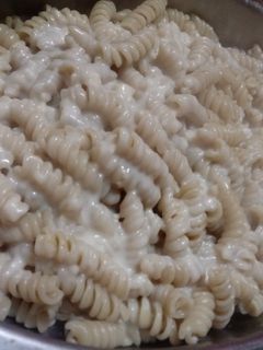 Una foto de Fideos con salsa blanca