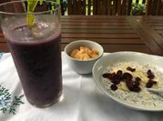 Una foto de batidos de moras y arándanos