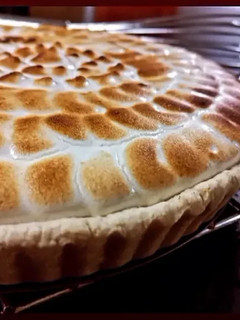 Una foto de Pie de maracuyá con merengue suizo saborizado de maracuyá