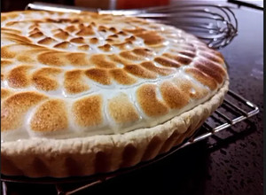 Una foto de Pie de maracuyá con merengue suizo saborizado de maracuyá
