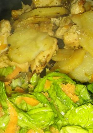 Una foto de Pechuga con verduras y ensalada