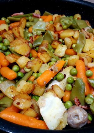 Una foto de Menestra rápida (Instant Pot) con patatas y bacon