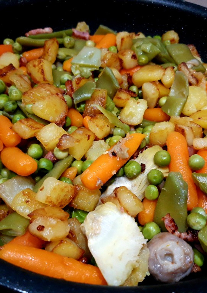 Una foto de Menestra rápida (Instant Pot) con patatas y bacon