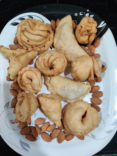 स्पेशल गुजिया (Special gujiya recipe in Hindi) रेसिपी मुख्य फोटो