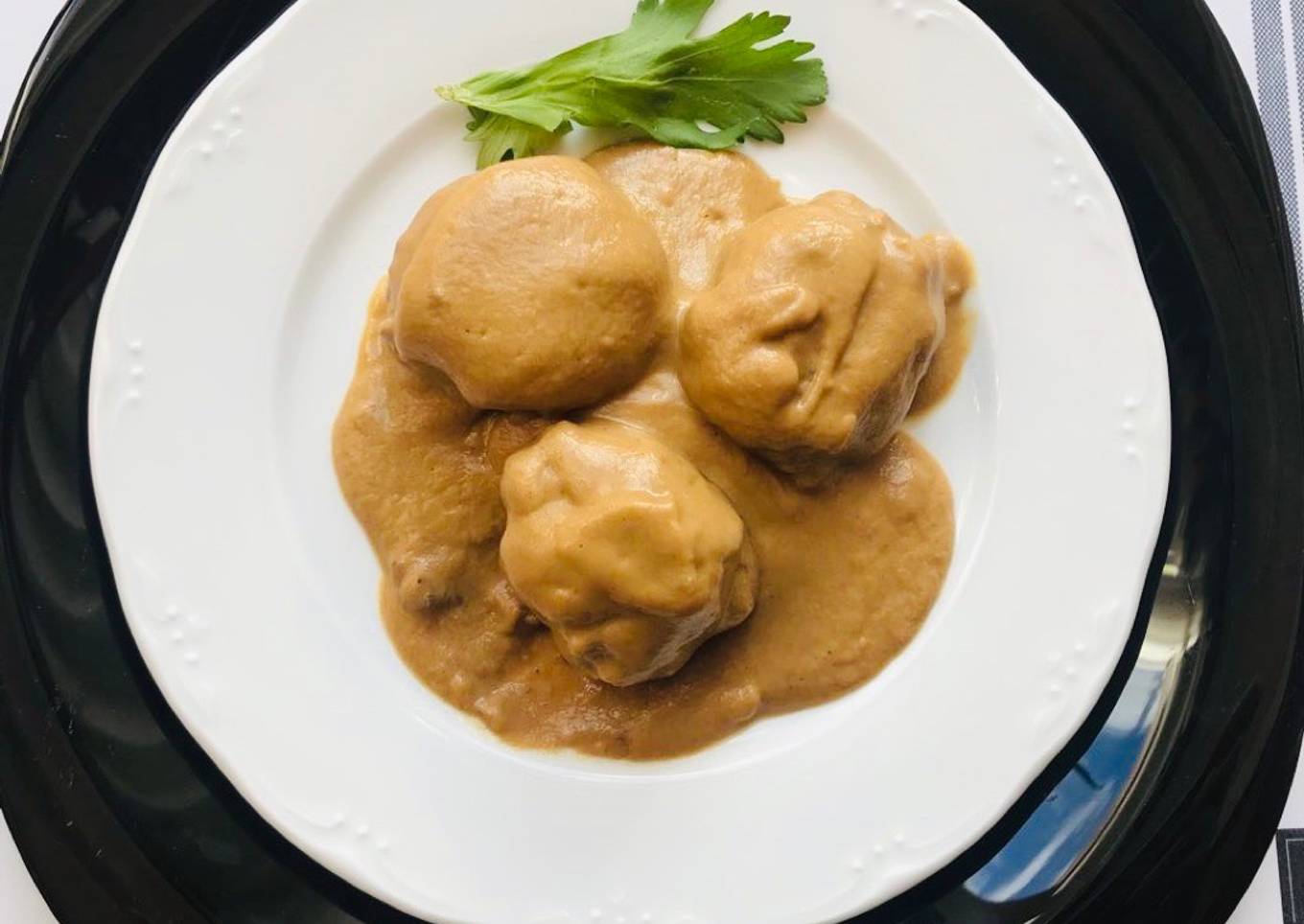Albóndigas caseras con salsa de níscalos o setas