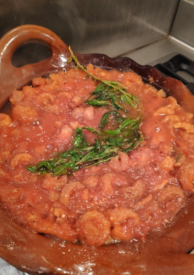 Una foto de Chicharrón en salsa roja