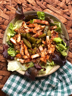 Una foto de Ensalada de brotes tiernos con pavo asado y pepinillos en vinagreta de mostaza